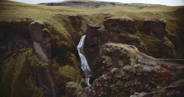 Wasserfall im dramatischen Fjadrargljufur Canyon — Stockvideo