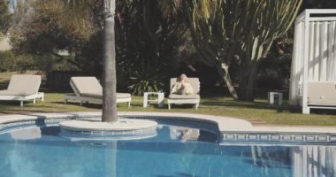 Spor Ayakkabılı Muhteşem Kadın Arka Bahçe ve Havuz 'daki Güverte Sandalyeleri