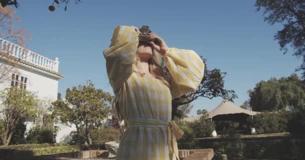 Wunderschönes Model fotografiert an einem sonnigen Tag im Garten — Stockvideo