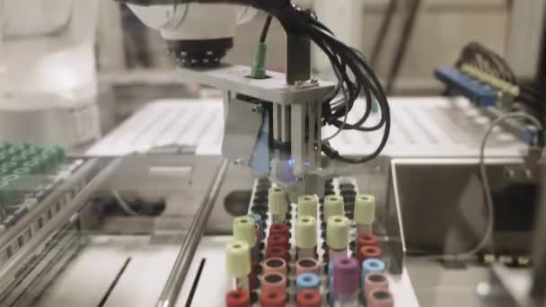 Испытательные трубы для перемещения роботизированной руки — стоковое видео