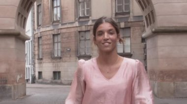 Pembe Giyen Gülümseyen Kadın Kameraya Yürüyor