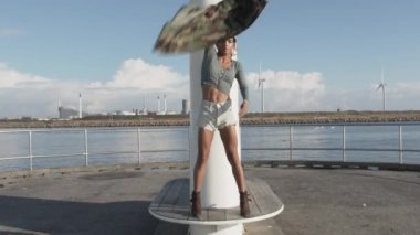 Dansçı Dönen Ceketi Tepede