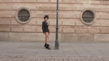 Top Hat ve Boots by Street Light 'ta dansçı pozu