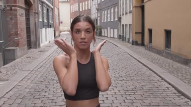 Dansende vrouw in Crop Top In Street — Stockvideo