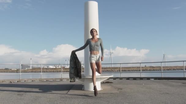 Danser Walking En Spinning Jacket Overhead — Stockvideo