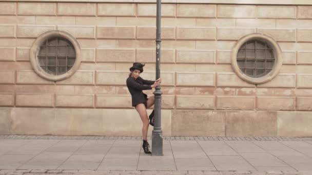 ストリートライトによるトップハットのダンサー — ストック動画