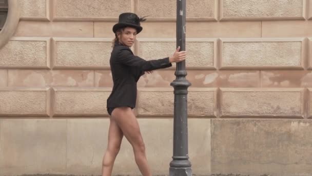 Jeune danseuse en haut de forme chapeau et veste — Video