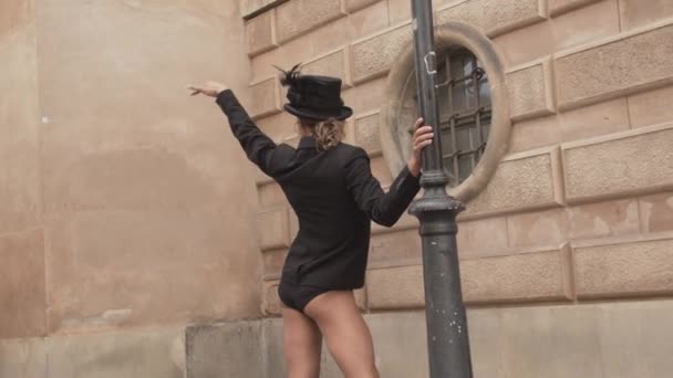 Dancer i topp hatt, jacka och underkläder — Stockvideo