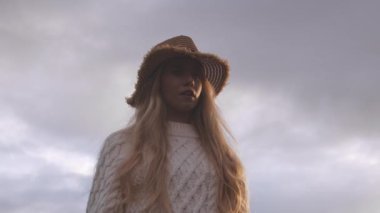 Klasik Kamera Kullanmak İçin Yürüyen Kadın