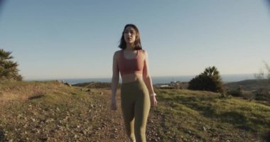 Güzel Atletik Kadın Yürüyor ve Manzaraya Bakıyor