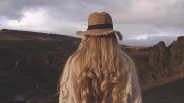 Blond žena v slamáku klobouk v islandské krajině — Stock video