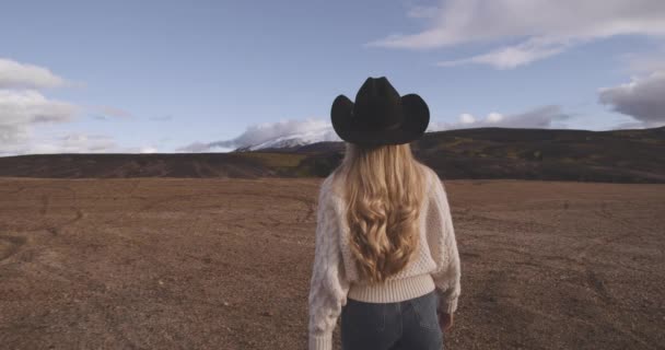 Mladý blond žena v kovboj klobouk objevování Island — Stock video