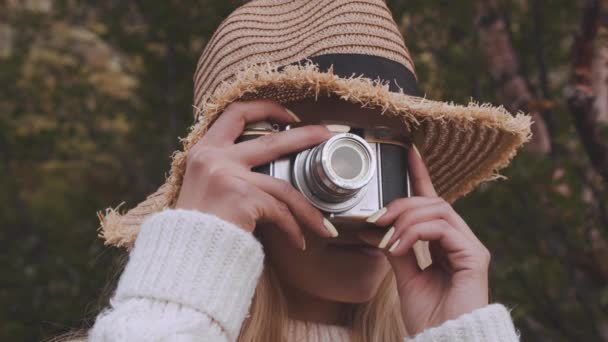 Kobieta w słomkowym kapeluszu za pomocą zabytkowej kamery — Wideo stockowe