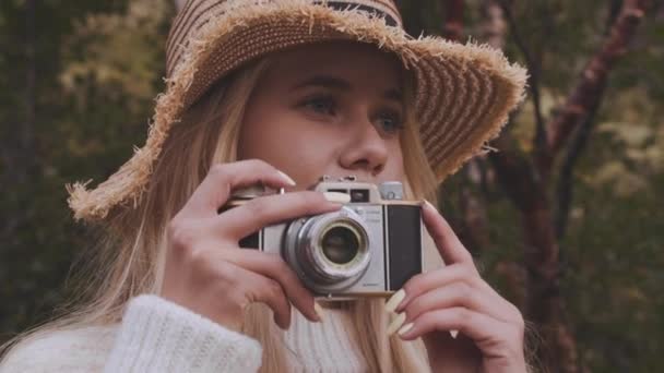 Mujer rubia con cámara vintage — Vídeos de Stock
