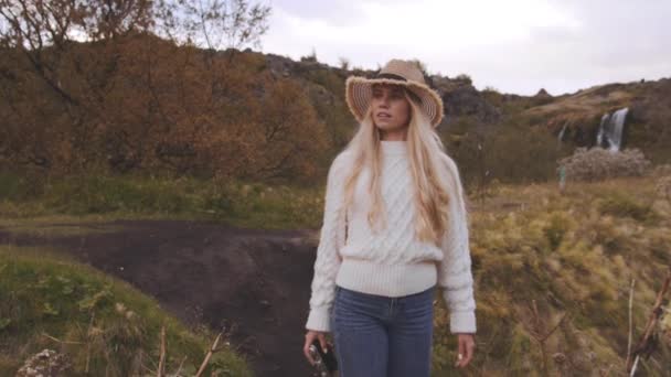 Femme blonde marchant dans la campagne islandaise — Video