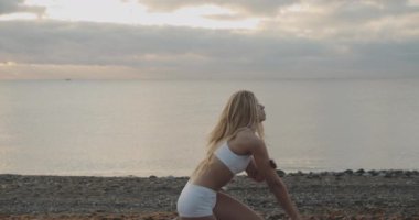 Parçalanmış Karın kaslı Kadın Okyanus kıyısında Dans Ediyor