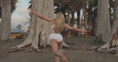 Yetenekli Genç Dansçı Deniz Kıyısında Zarifçe Dans Ediyor