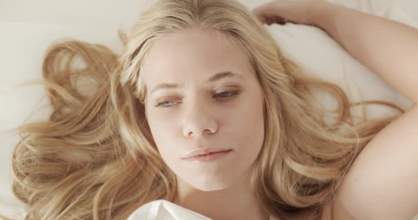 Zonlicht Streaming Binnen Slaapkamer en een vrouw wakker met een Good Mood — Stockvideo