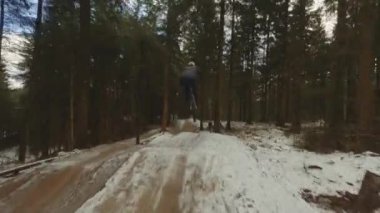 Dron Dağ Motorcusunu İzliyor Tepelerin Üzerinde Sıçrıyor