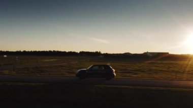 Mini Cooper 'ın Drone' u Sunset Road boyunca sürüyor.