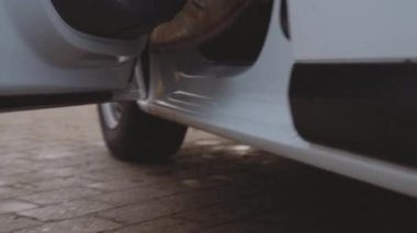 Adam minibüsü terk ediyor ve uzaklaşıyor.