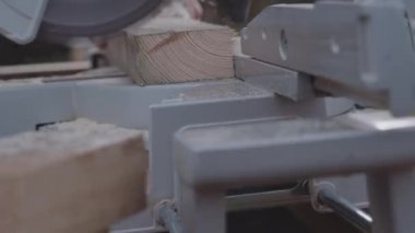 Marangoz Tahta Blokta Elektrikli Testere Kullanıyor