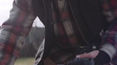 Marangoz tahtada elektrikli tornavida kullanıyor.