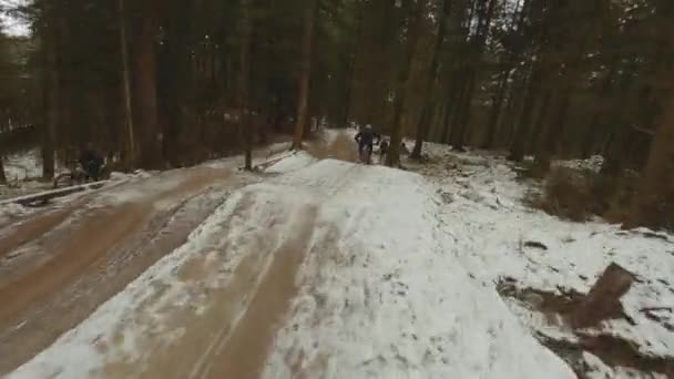 Drönare efter mountainbiker hoppar över kullar — Stockvideo