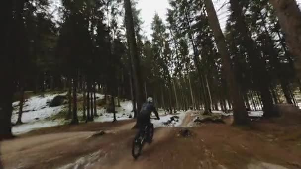 Drönare på cyklist på smutsspår i skogen — Stockvideo