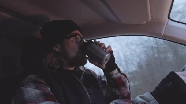 Barbu homme à lunettes conduite et boire du café — Video