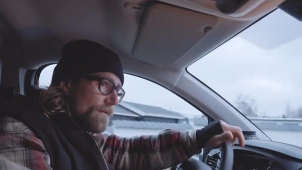 Chauffeur barbu dans le camion de direction de lunettes — Video