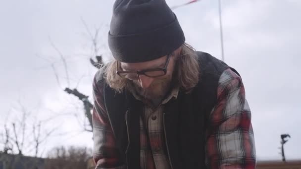 Плотник в очках, работающий с деревом — стоковое видео