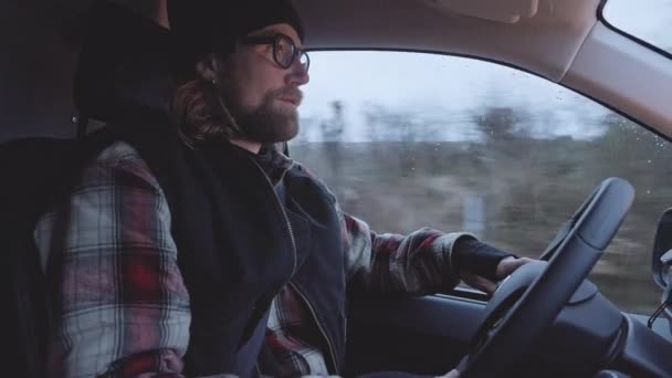 Conducteur barbu dans les lunettes conduisant le long dans le camion — Video