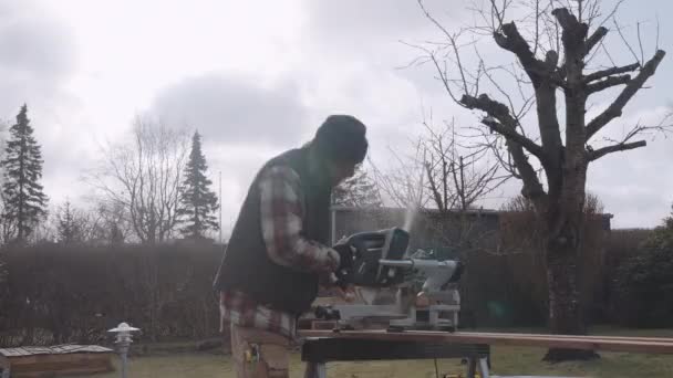 Schreiner schneidet mit elektrischer Säge Holz — Stockvideo