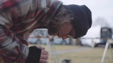 Marangoz dışarıda çalışıyor.