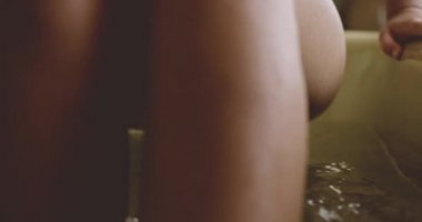 Depresyondaki Genç Kadın Banyo 'ya Kendini İndiriyor