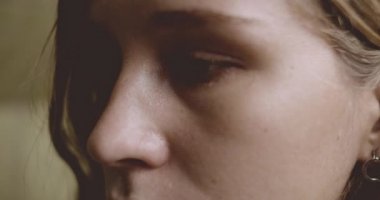 Depresyondaki Genç Kadın Tuvalette Oturuyor