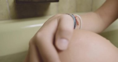Depresyondaki Kadın Elleri Yarasada Kendine Sarıldı