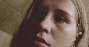 Genç Depresyonlu Kadın Banyoda