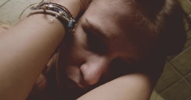 Ellerinde Başıyla Ağlayan Genç Kadın