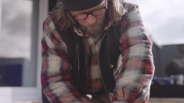 Barbe charpentier dans les lunettes de travail en plein air — Video