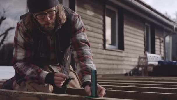 Charpentier travaillant à l'extérieur en utilisant le niveau d'esprit — Video