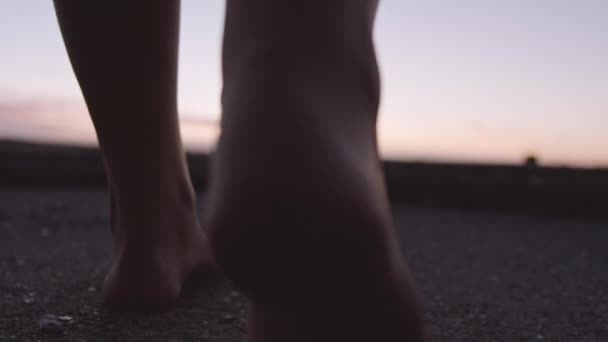 Femme pieds nus marchant vers le port au coucher du soleil — Video