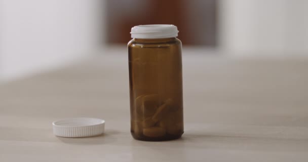 Frau steckt Pillen in eine Medikamentenflasche — Stockvideo