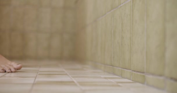 Жінка ходить плитками ванної — стокове відео