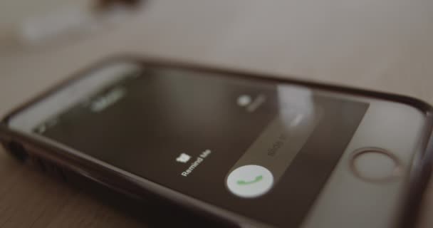 Smartphone-Anruf von Mutter bleibt unbeantwortet — Stockvideo