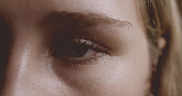 Blinkendes Auge einer depressiven jungen Frau — Stockvideo