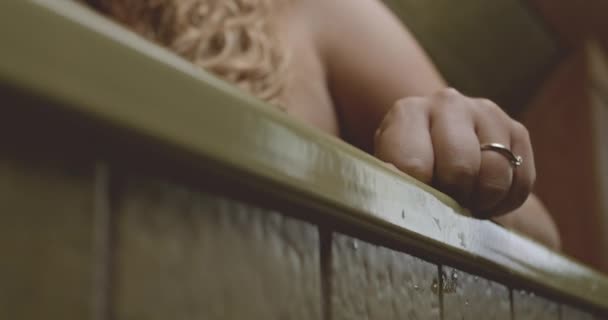 Vrouw met trouwring grijpen bad — Stockvideo