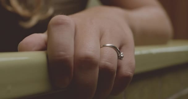 Mujer con anillo de boda agarre baño — Vídeos de Stock