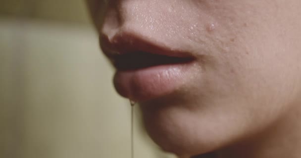 Vrouw snakt naar lucht in de badkamer — Stockvideo